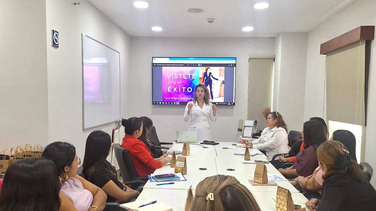 Marcela dictando el taller Vístete para el Éxito a un grupo de mujeres